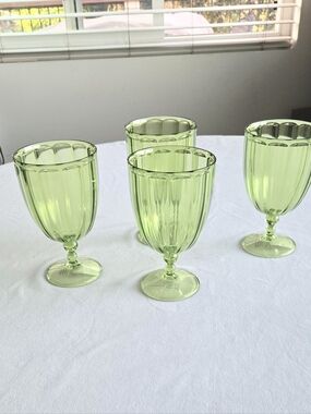 Outdoor Plastic Stemware Goblets Green    Summer Dining 4 PC SET